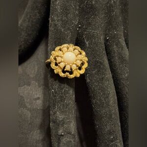 Sarah Coventry  Gold Tone and Cream Milk Stone Flower Petals Ring